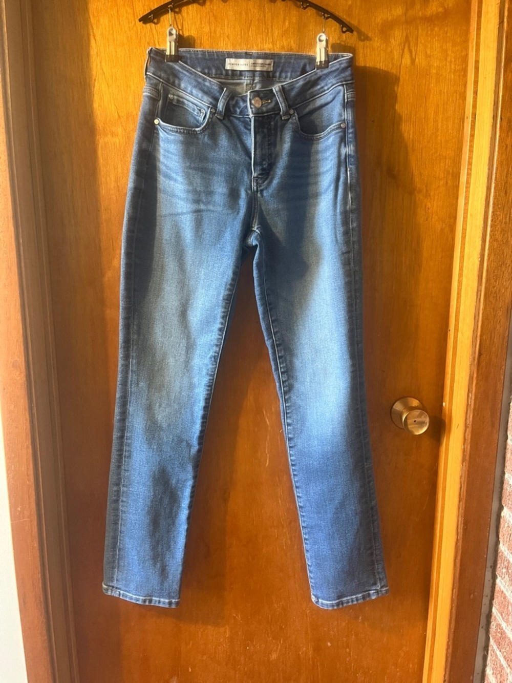 Woman’s Denver Hayes Medium Blue Straight Leg Jeans 6X32